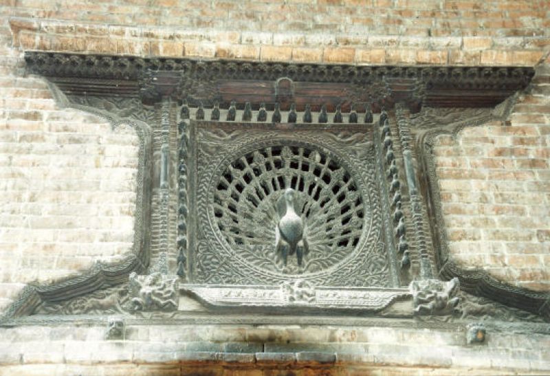 Das berühmte Pfauenfenster in der Altstadt von Bhaktapur